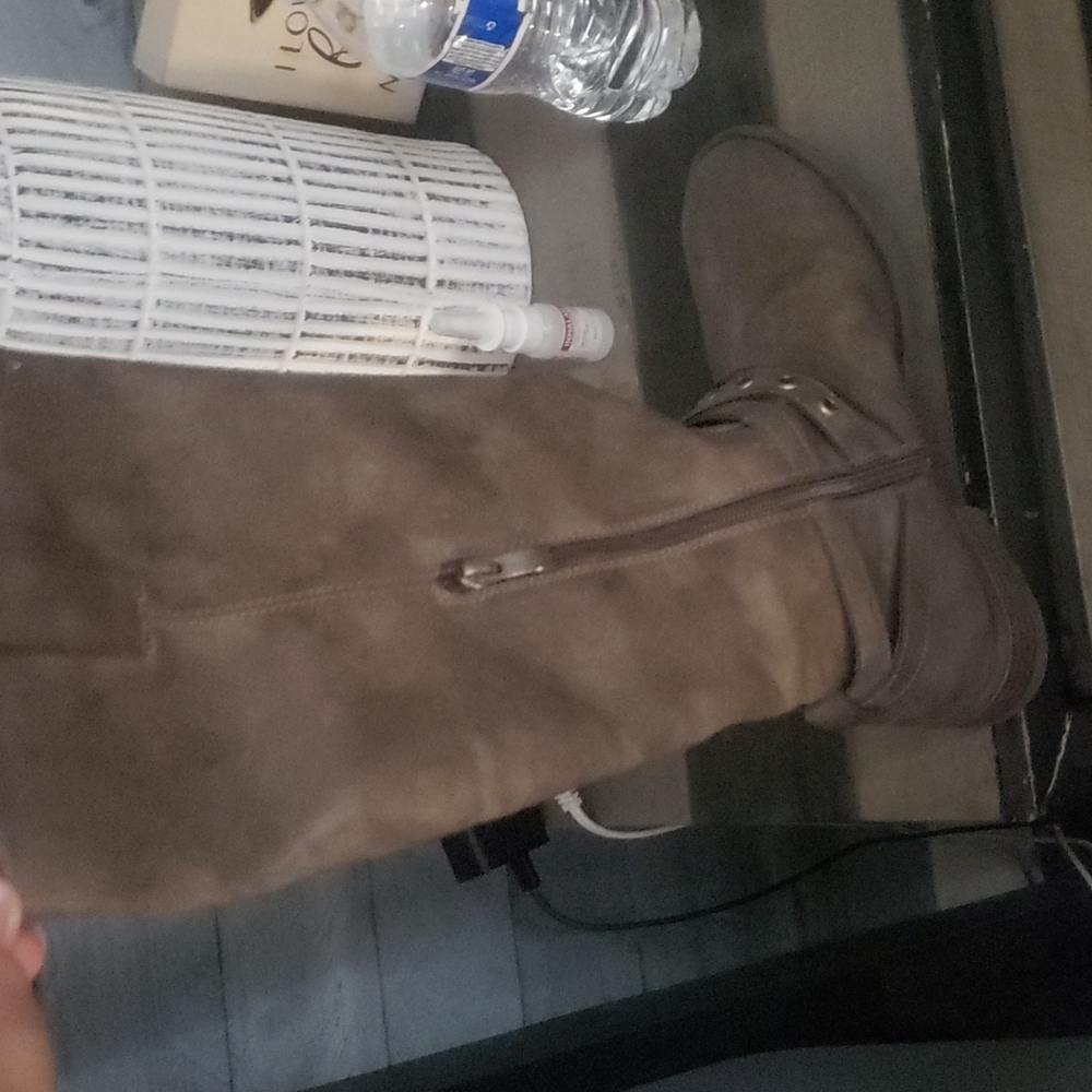 Pair of boots